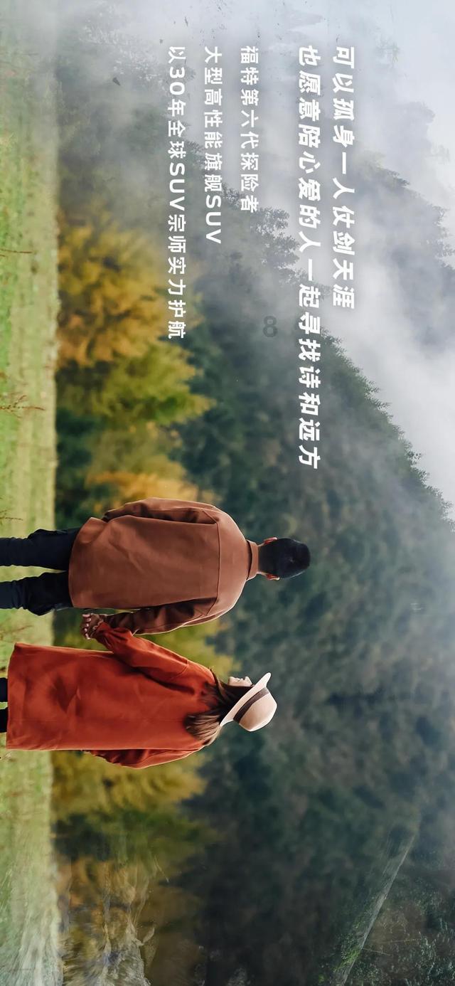 南京地铁贴上春联迎春节。网友：年味儿扑面而来